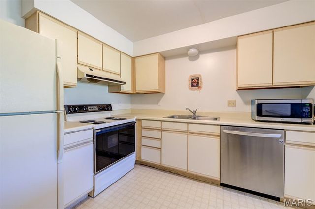 12069 Autumn Lakes Drive, Maryland Heights, MO 63043