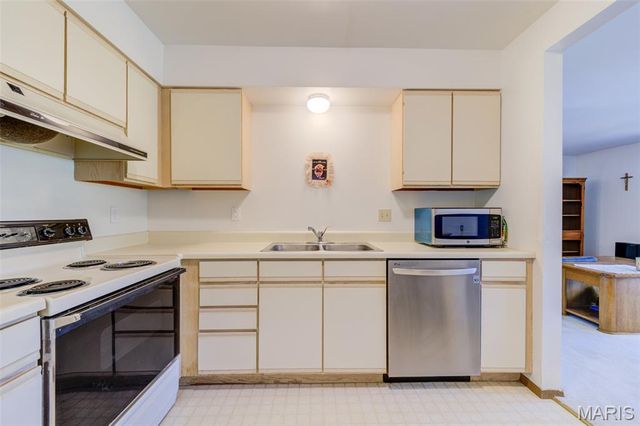 12069 Autumn Lakes Drive, Maryland Heights, MO 63043