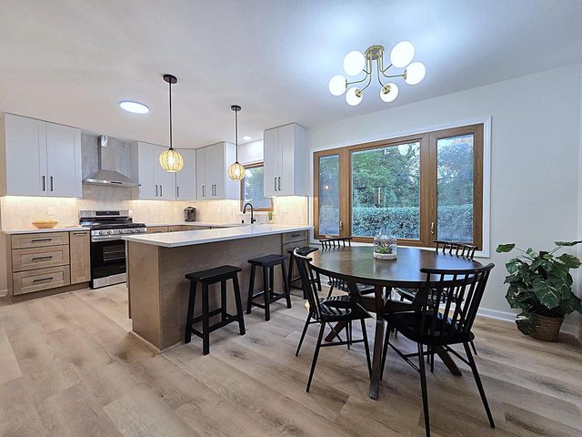 6730 Manchester DRIVE, Greendale, WI 53129