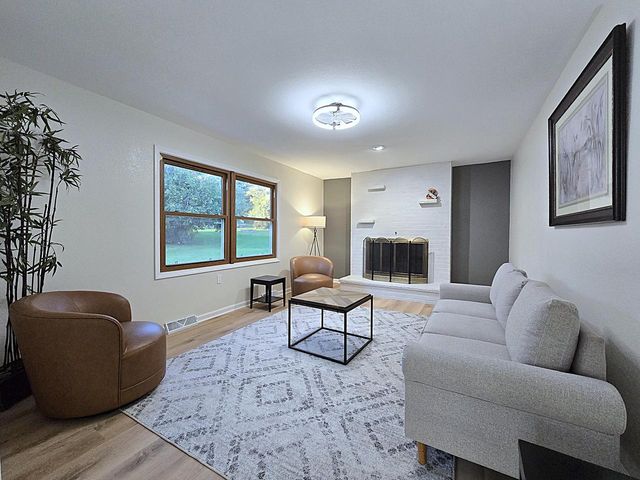 6730 Manchester DRIVE, Greendale, WI 53129
