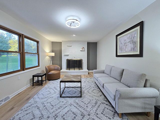 6730 Manchester DRIVE, Greendale, WI 53129