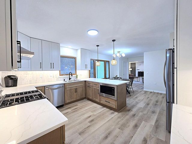 6730 Manchester DRIVE, Greendale, WI 53129