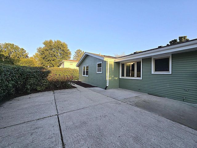 6730 Manchester DRIVE, Greendale, WI 53129