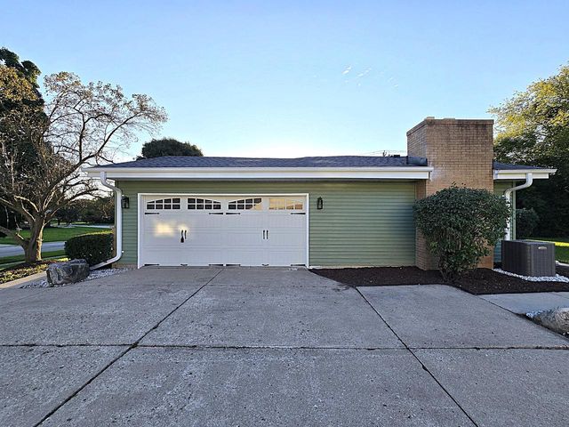 6730 Manchester DRIVE, Greendale, WI 53129