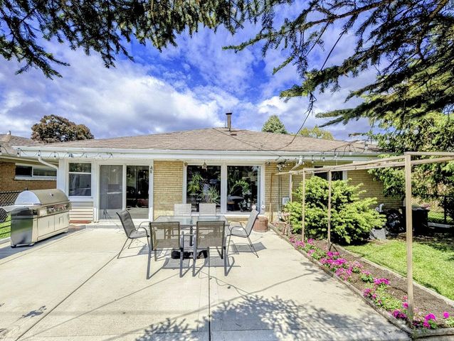 8049 Country Club Lane, North Riverside, IL 60546