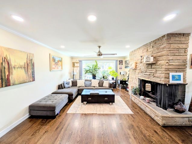8049 Country Club Lane, North Riverside, IL 60546