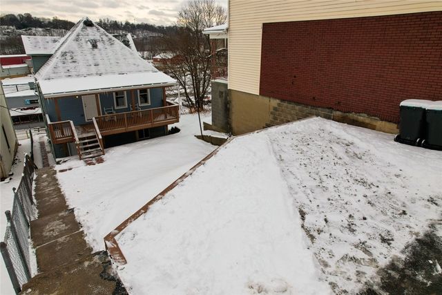 424 W 7th Ave, Tarentum, PA 15084