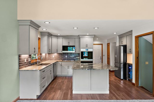 552 Fleetwood Drive N, Valparaiso, IN 46385
