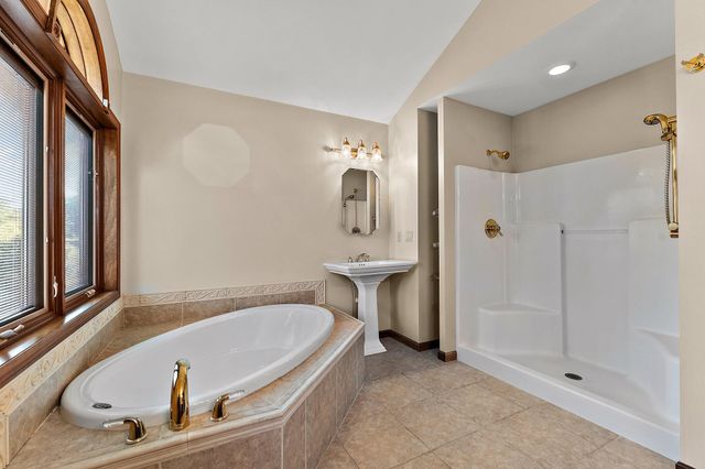 552 Fleetwood Drive N, Valparaiso, IN 46385
