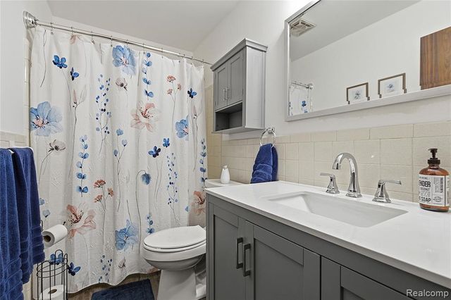 49990 Helfer Blvd, Wixom, MI 48393