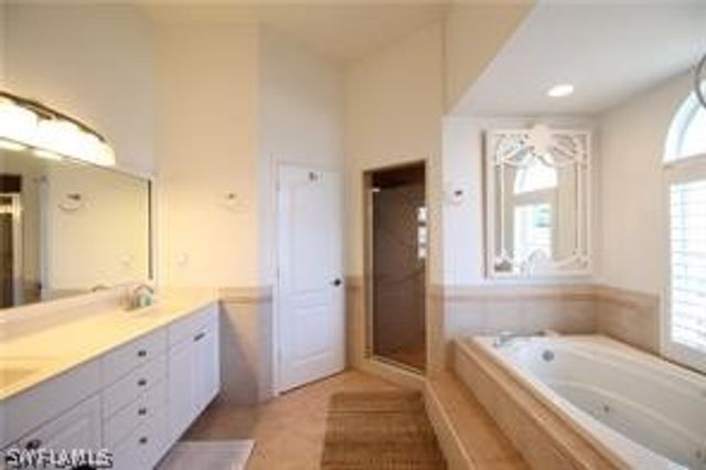 11002 Vanderbilt DR, Naples, FL 34108