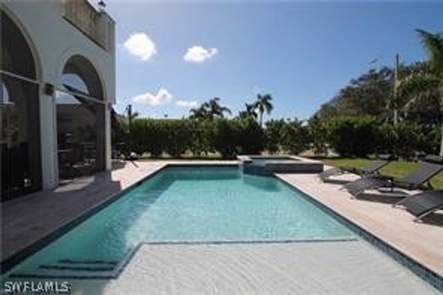 11002 Vanderbilt DR, Naples, FL 34108