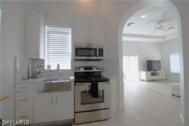 11002 Vanderbilt DR, Naples, FL 34108