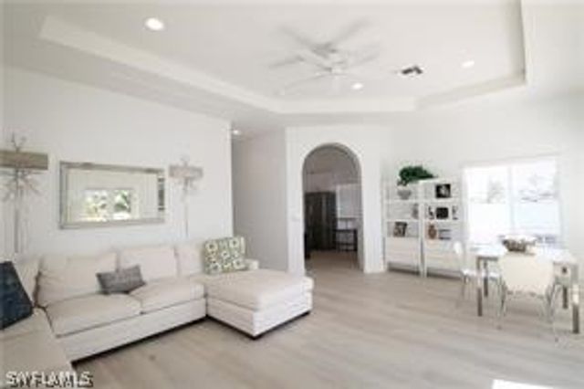 11002 Vanderbilt DR, Naples, FL 34108