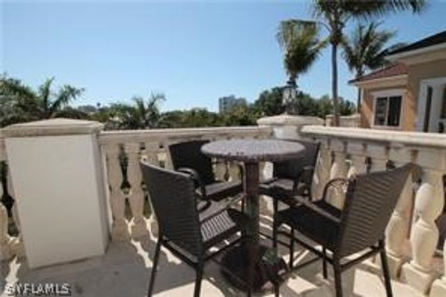 11002 Vanderbilt DR, Naples, FL 34108