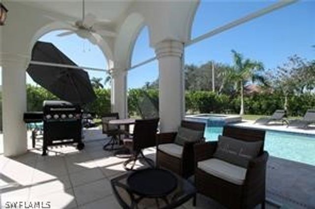 11002 Vanderbilt DR, Naples, FL 34108