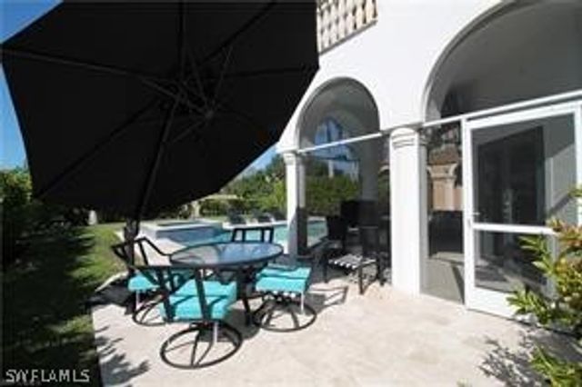11002 Vanderbilt DR, Naples, FL 34108