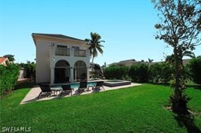 11002 Vanderbilt DR, Naples, FL 34108