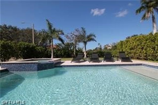 11002 Vanderbilt DR, Naples, FL 34108