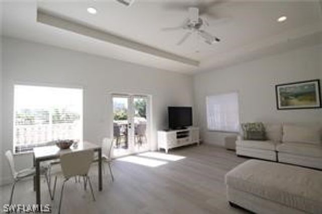 11002 Vanderbilt DR, Naples, FL 34108