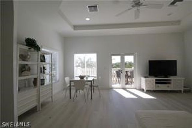 11002 Vanderbilt DR, Naples, FL 34108