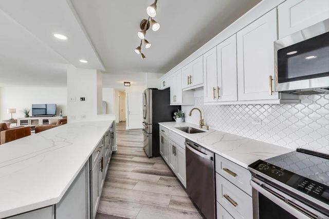 940 W Glenlake Avenue 19C, Chicago, IL 60660