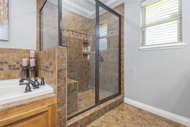 10 Weatherby Dr, Hooks, TX 75561