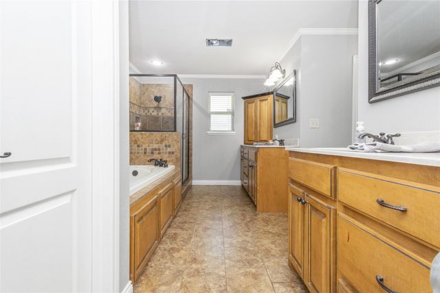 10 Weatherby Dr, Hooks, TX 75561