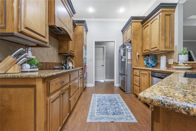 10 Weatherby Dr, Hooks, TX 75561