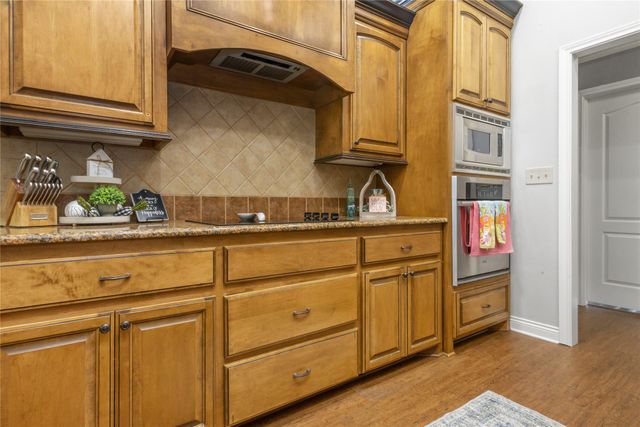 10 Weatherby Dr, Hooks, TX 75561