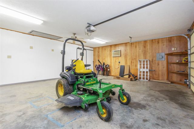 10 Weatherby Dr, Hooks, TX 75561