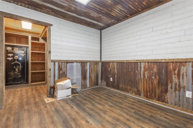 10 Weatherby Dr, Hooks, TX 75561