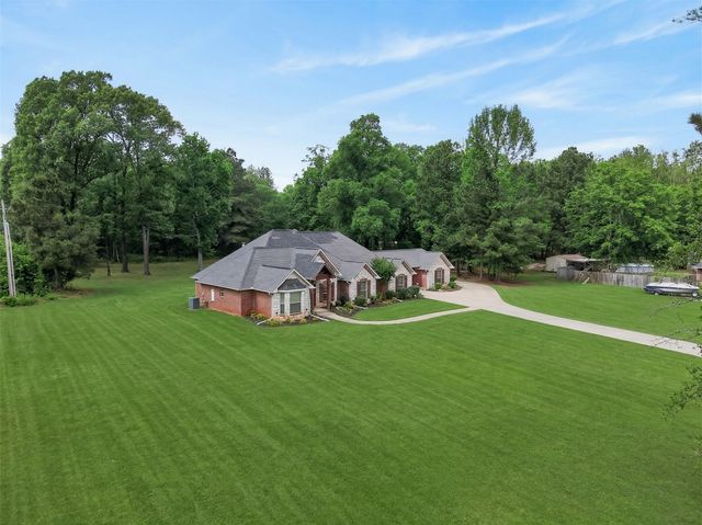 10 Weatherby Dr, Hooks, TX 75561