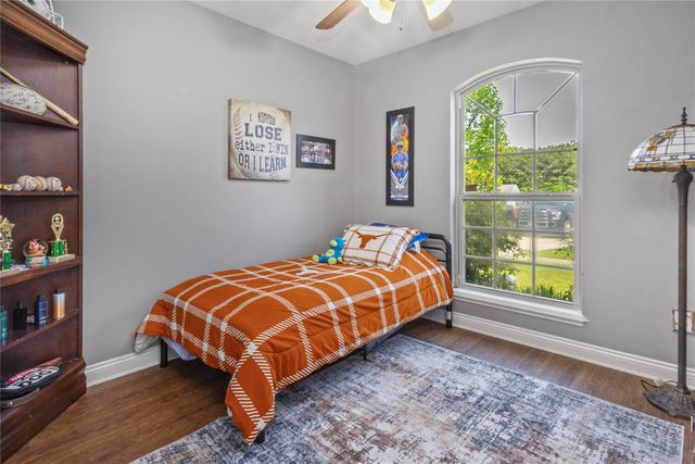 10 Weatherby Dr, Hooks, TX 75561