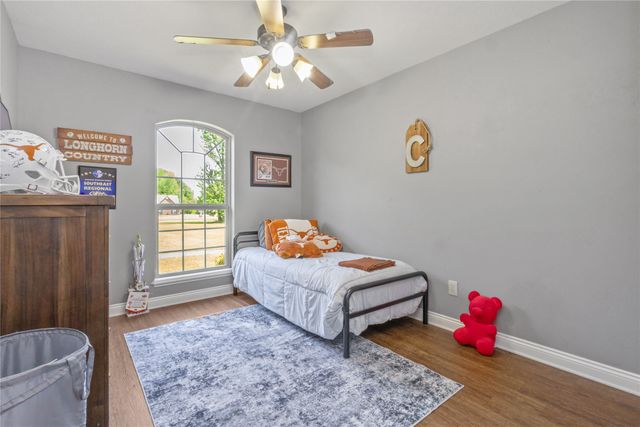 10 Weatherby Dr, Hooks, TX 75561