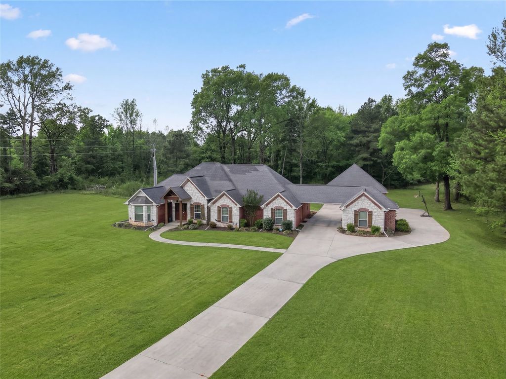 10 Weatherby Dr, Hooks, TX 75561