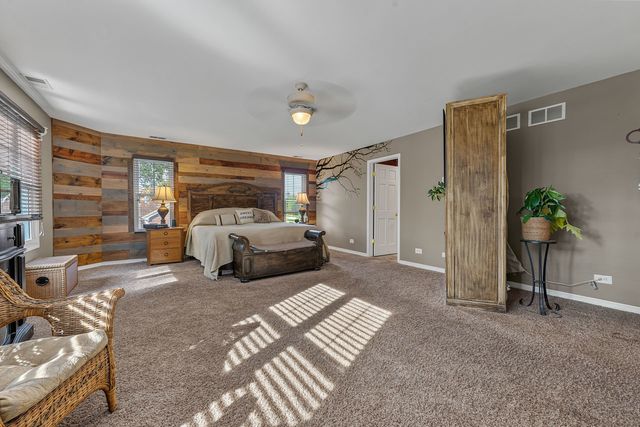 110 Rolling Knolls Avenue, Elgin, IL 60120