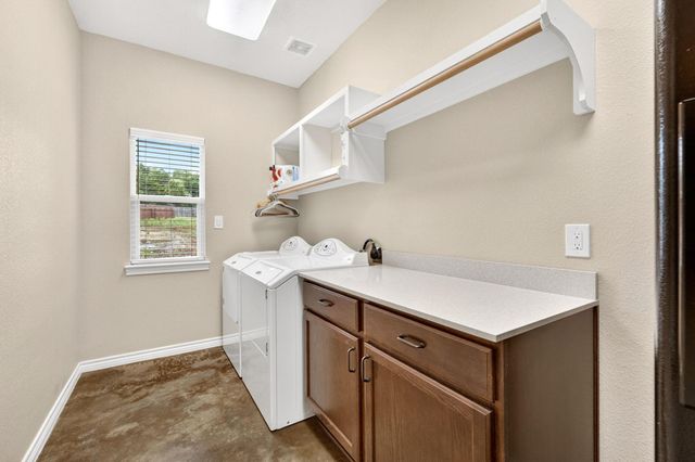 606 Rogart DR, Spicewood, TX 78669