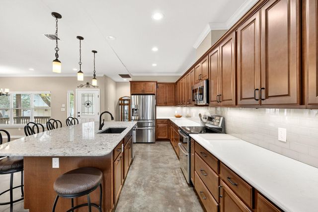 606 Rogart DR, Spicewood, TX 78669