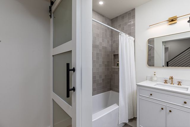 96 Burpee Rd 1, Swampscott, MA 01907