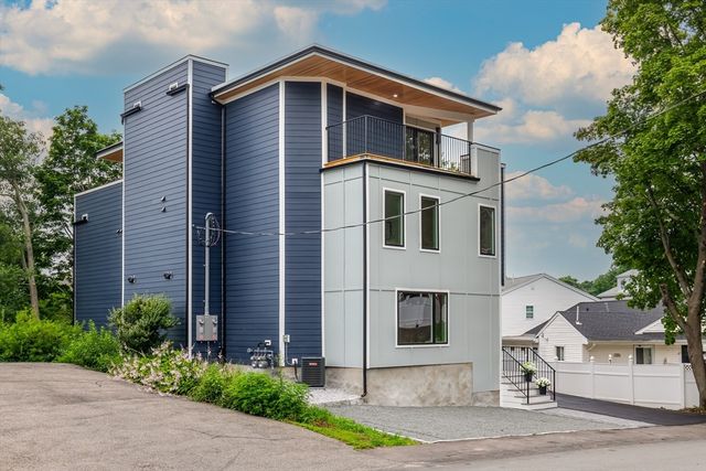 96 Burpee Rd 1, Swampscott, MA 01907