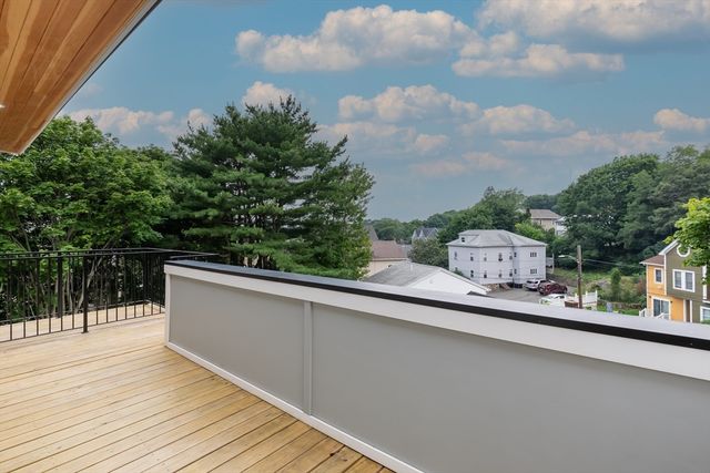 96 Burpee Rd 1, Swampscott, MA 01907