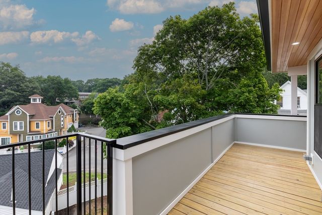 96 Burpee Rd 1, Swampscott, MA 01907