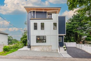 96 Burpee Rd 1, Swampscott, MA 01907