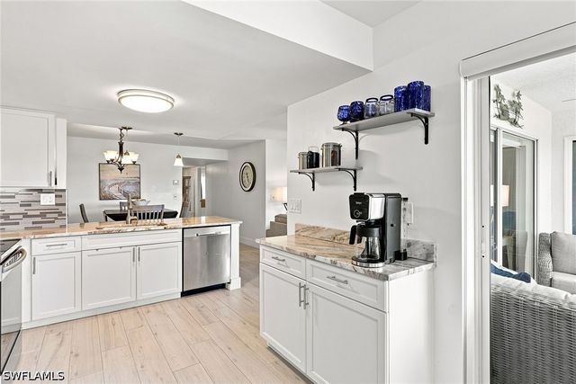 7360 Glenmoor LN 205, Naples, FL 34104