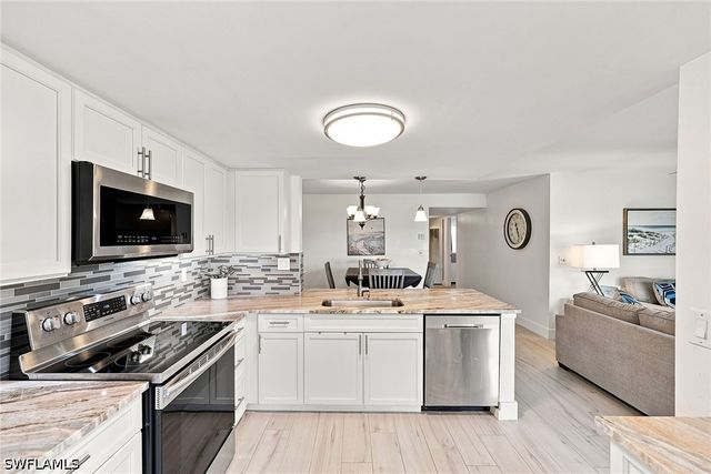 7360 Glenmoor LN 205, Naples, FL 34104
