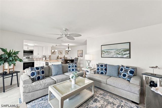 7360 Glenmoor LN 205, Naples, FL 34104