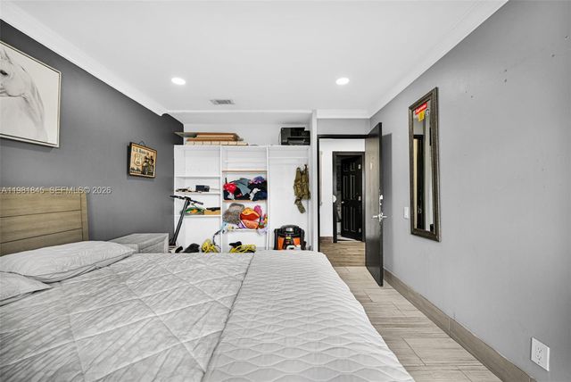 900 Crystal Lake Dr 2B, Deerfield Beach, FL 33064