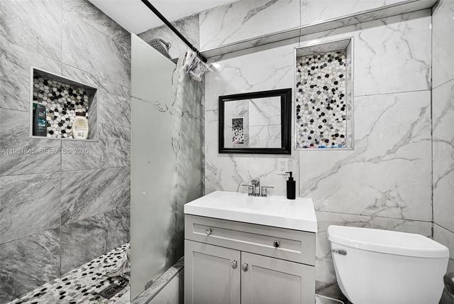 900 Crystal Lake Dr 2B, Deerfield Beach, FL 33064