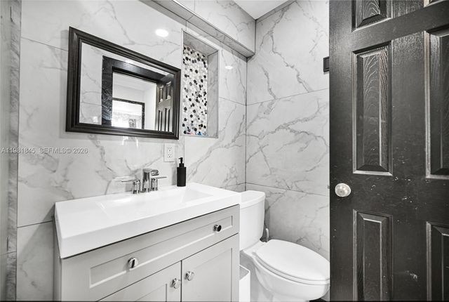 900 Crystal Lake Dr 2B, Deerfield Beach, FL 33064